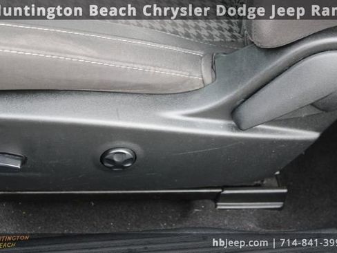 Used 2019 Dodge Challenger SXT image 34