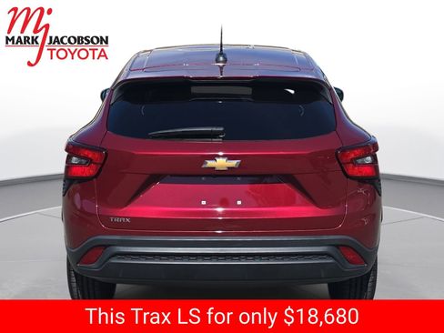 Used 2024 Chevrolet Trax LS FWD image 11