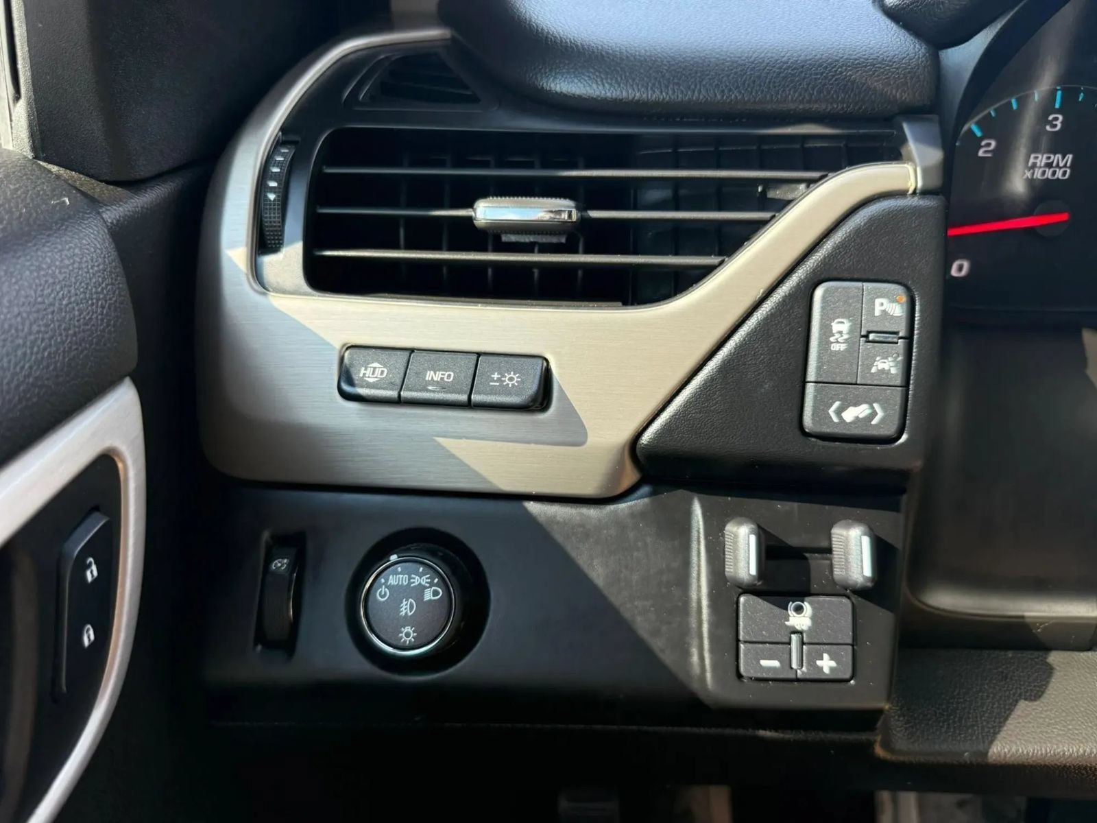 Used 2017 GMC Yukon XL Denali RWD image 30