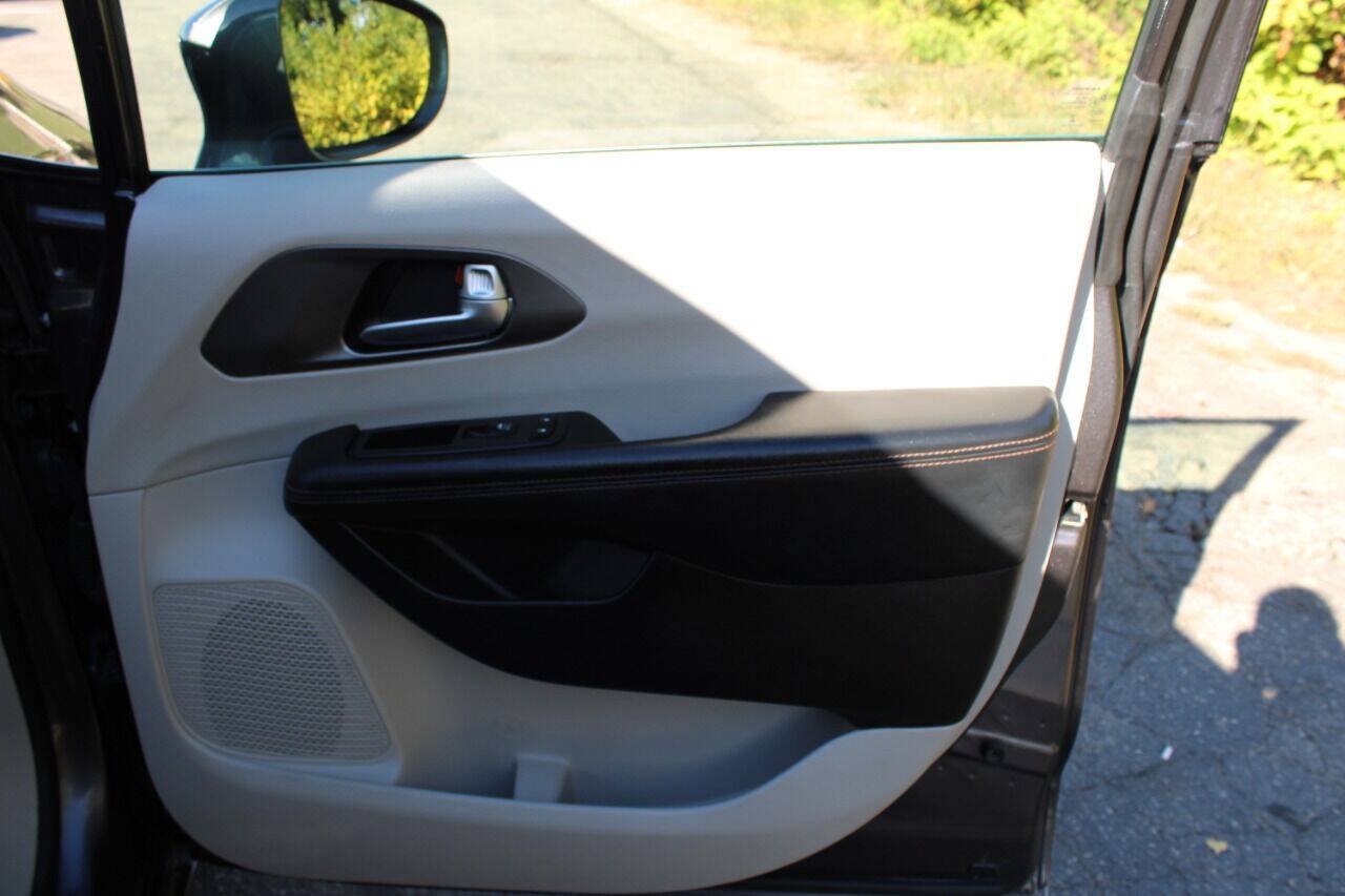 Used 2020 Chrysler Pacifica Touring-L FWD image 12