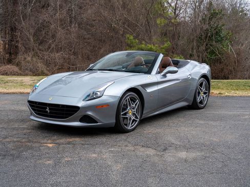 Used 2017 Ferrari California T image 5