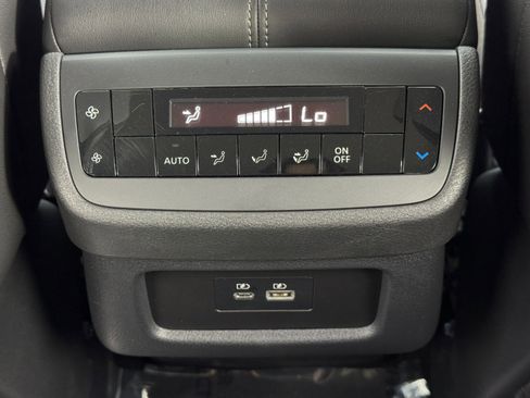 Used 2025 Nissan Pathfinder SL image 31