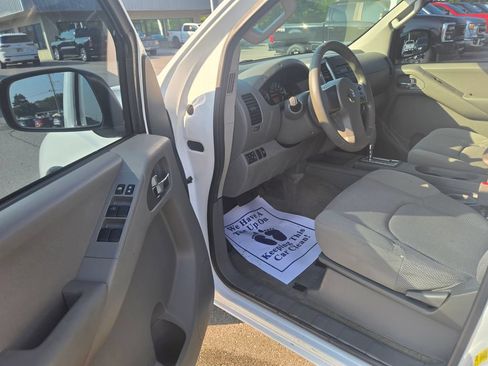 Used 2012 Nissan Frontier SV RWD image 6