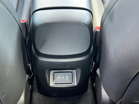 Used 2025 Hyundai Elantra Limited image 18