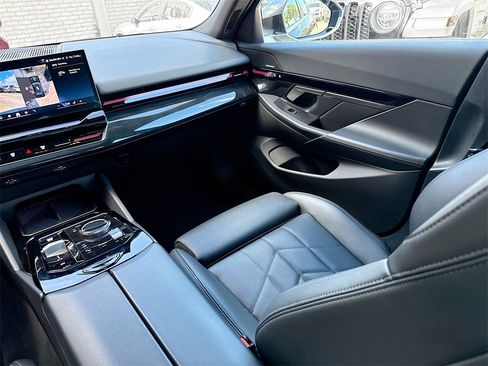 Used 2024 BMW 530i xDrive image 26