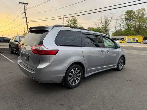 Used 2018 Toyota Sienna XLE w/ XLE Navigation Package AWD/4WD image 8