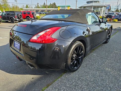 Used 2016 Nissan 370Z Touring RWD image 5