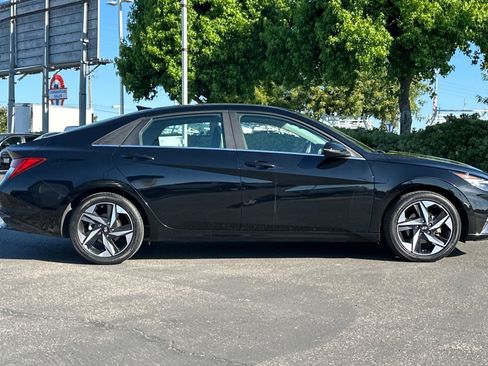 Used 2023 Hyundai Elantra Limited w/ Preferred Accessory Package FWD image 3