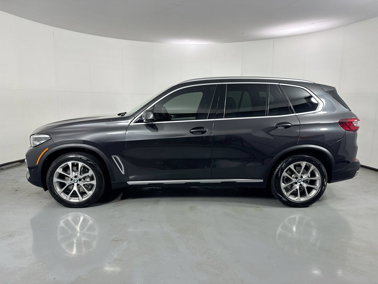 Used 2023 BMW X5 xDrive40i w/ Premium Package AWD/4WD image 2
