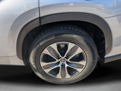 Used 2021 Toyota Highlander XLE image 19