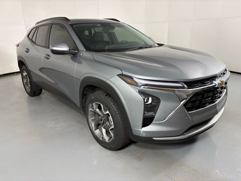 Used 2024 Chevrolet Trax LT image 2