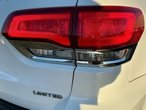 Used 2019 Jeep Grand Cherokee Limited w/ Luxury Group II image 16