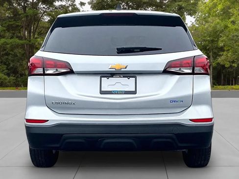 Used 2022 Chevrolet Equinox LS w/ LS Convenience Package FWD image 4