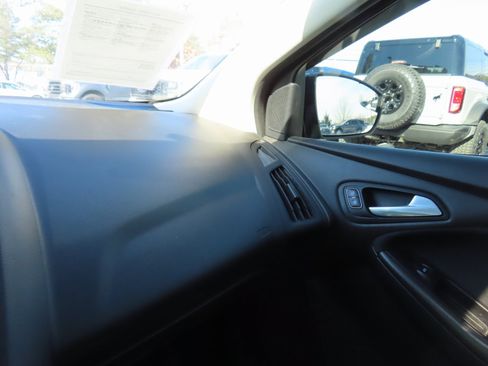 Used 2017 Ford Focus SEL image 18