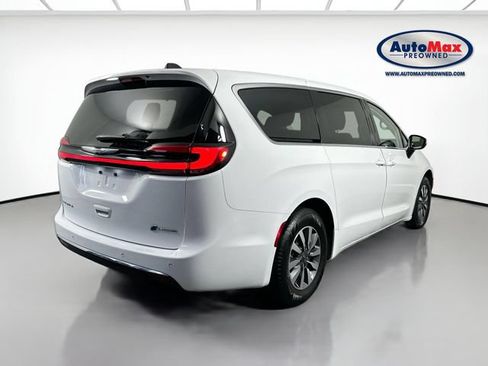 Used 2023 Chrysler Pacifica Touring-L FWD image 2