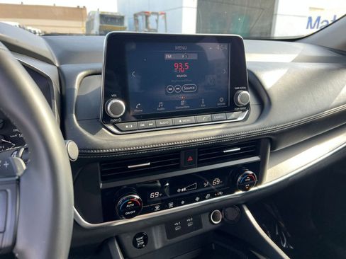 Used 2025 Nissan Rogue SV FWD image 17