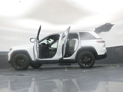 Used 2025 Jeep Grand Cherokee Altitude AWD/4WD image 54