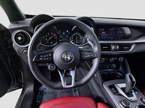 Used 2022 Alfa Romeo Stelvio Veloce AWD/4WD image 11