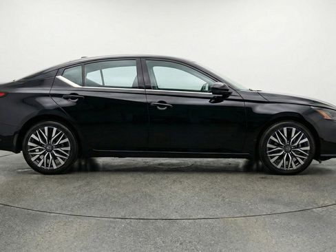 Used 2025 Nissan Altima 2.5 SV image 9