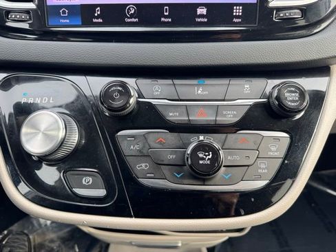 Used 2022 Chrysler Pacifica Touring-L image 13