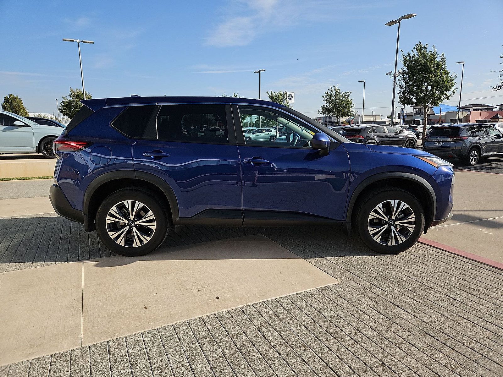 Used 2023 Nissan Rogue SV FWD image 9