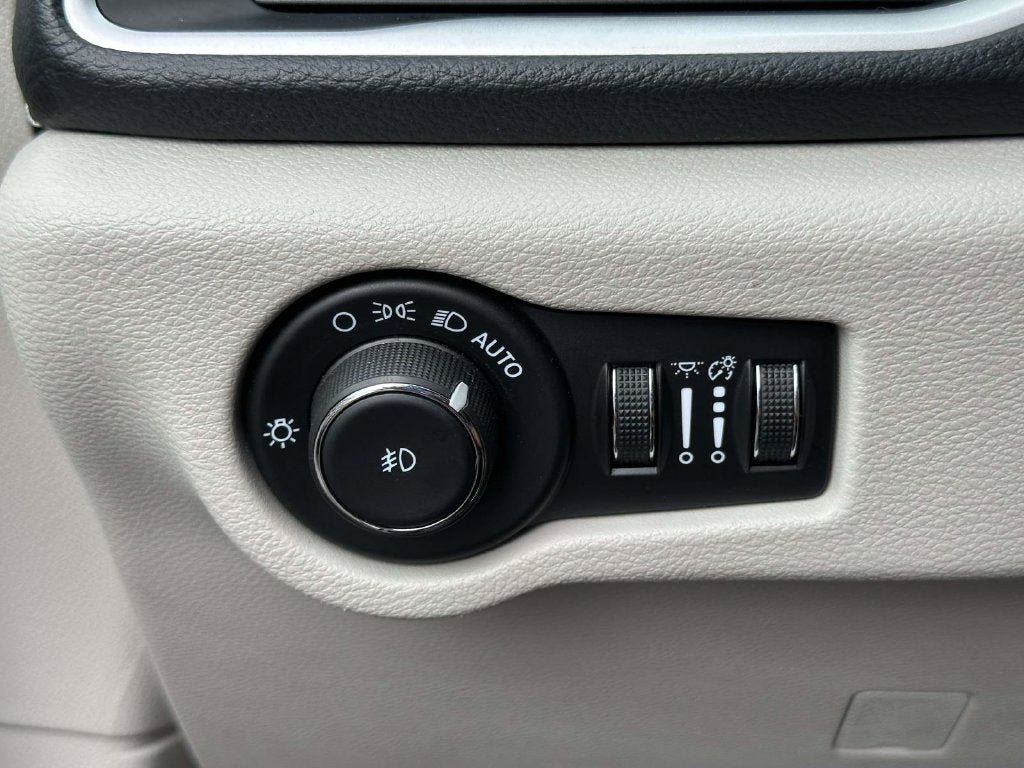 Used 2024 Chrysler Pacifica Limited FWD image 31