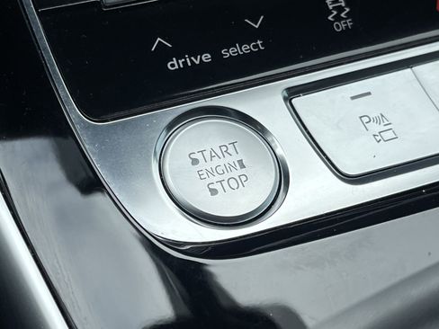 Used 2019 Audi Q8 Prestige image 8