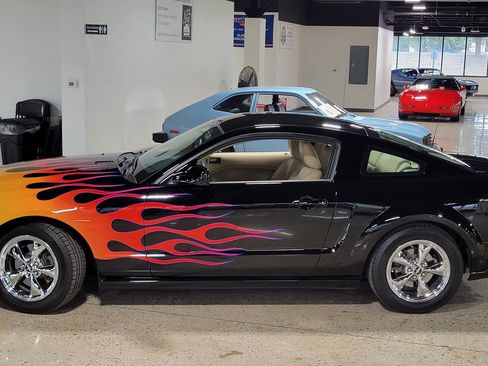Used 2006 Ford Mustang GT RWD image 12