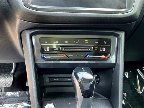 Used 2022 Volkswagen Tiguan SE AWD/4WD image 15