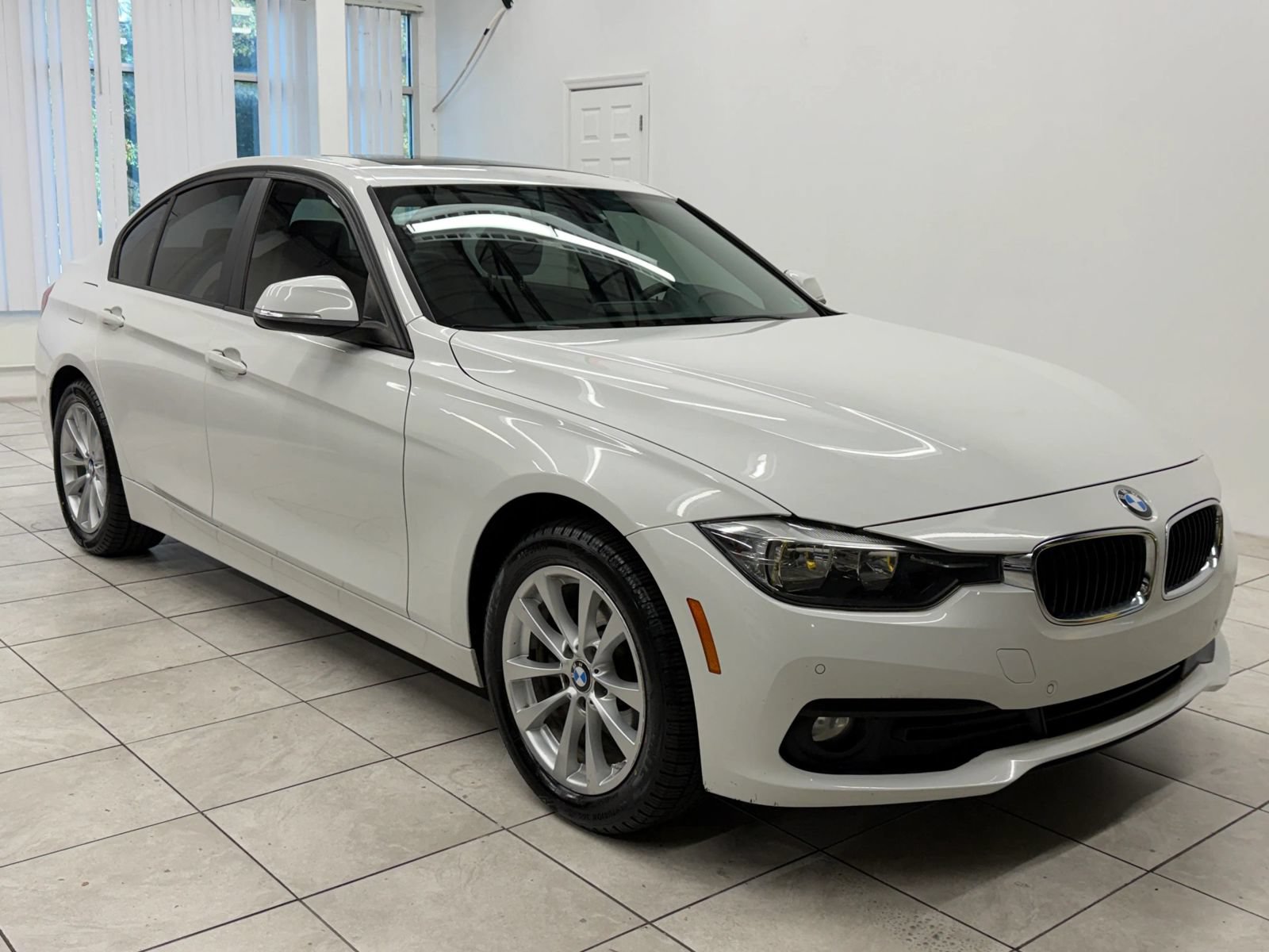 Used 2017 BMW 320i Sedan RWD image 1