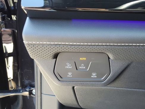 Used 2025 Volkswagen Atlas Cross Sport SEL image 28