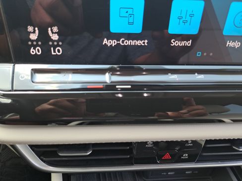 Certified 2025 Volkswagen Atlas SE FWD image 21