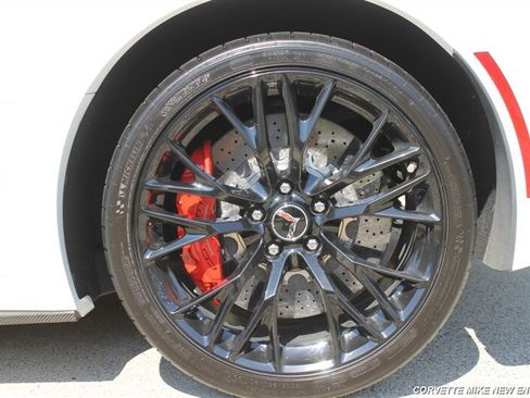 Used 2015 Chevrolet Corvette Z06 w/ 3LZ Preferred Equipment Group RWD image 17
