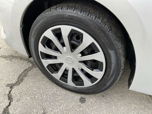 Used 2017 Toyota Corolla LE image 9