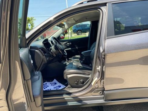 Used 2020 Jeep Cherokee Trailhawk w/ Cold Weather Group AWD/4WD image 11