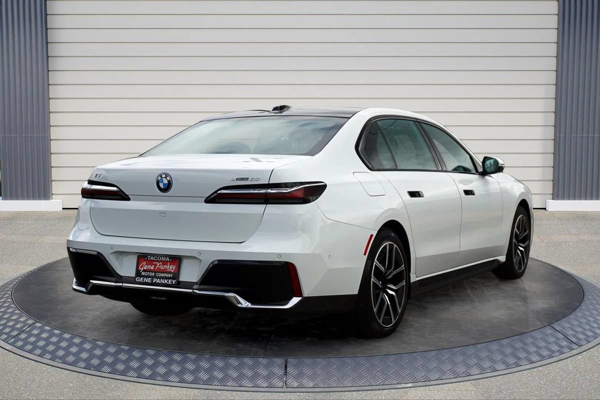 Used 2023 BMW i7 xDrive60 w/ Executive Package 2 AWD/4WD image 8