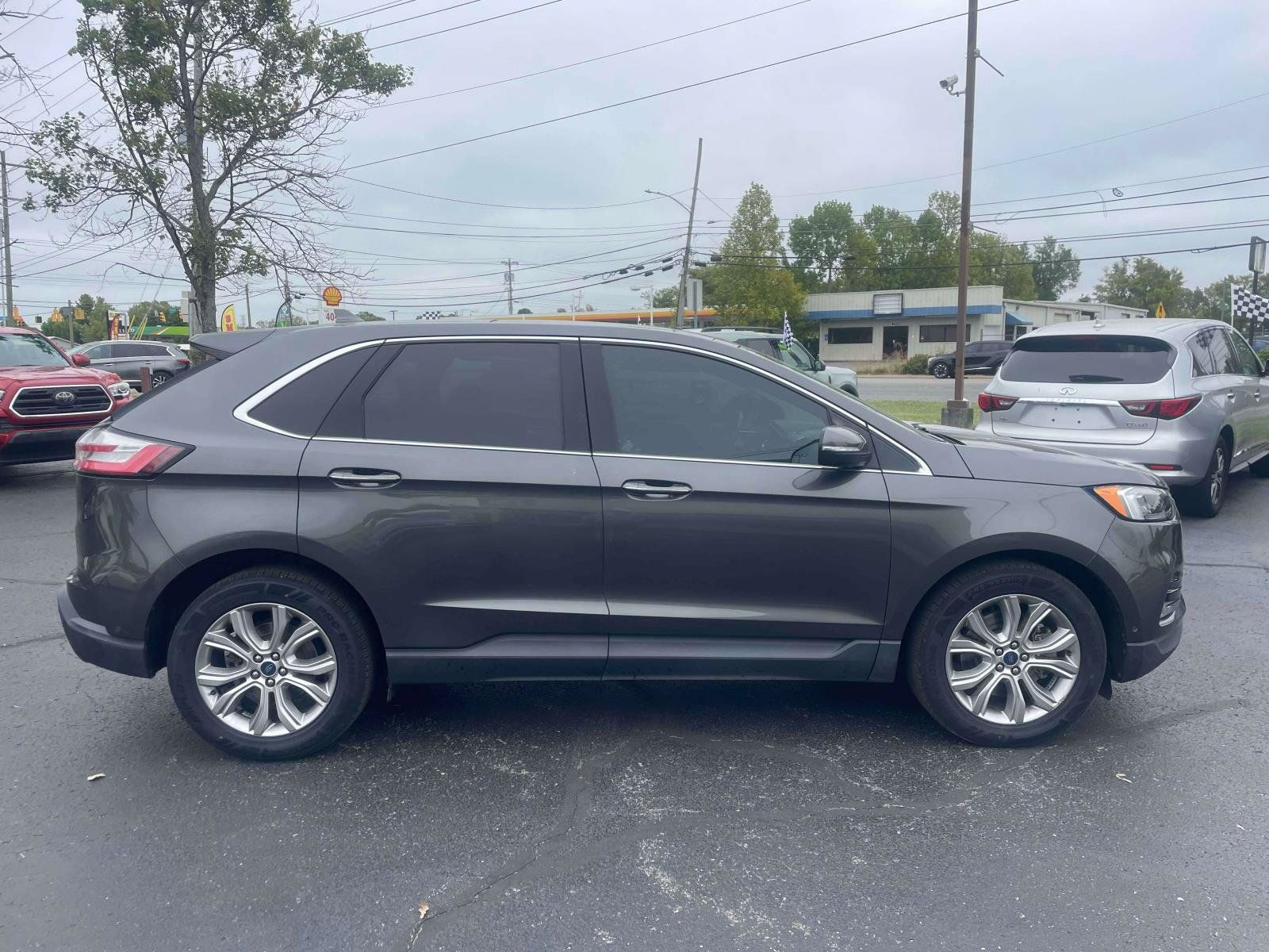 Used 2019 Ford Edge Titanium w/ Equipment Group 301A AWD/4WD image 10