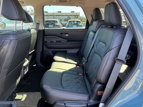 New 2026 Nissan Pathfinder Platinum image 22