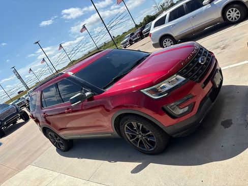 Used 2017 Ford Explorer XLT w/ Equipment Group 202A FWD image 3