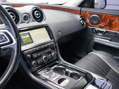 Used 2018 Jaguar XJ R-Sport image 30