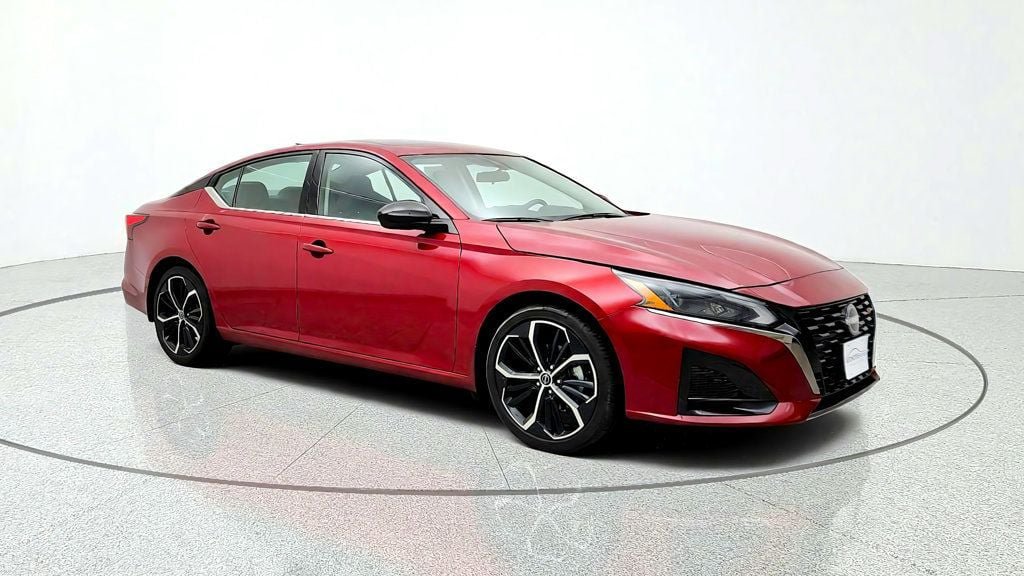Used 2024 Nissan Altima 2.5 SR w/ SR Premium Package FWD image 3