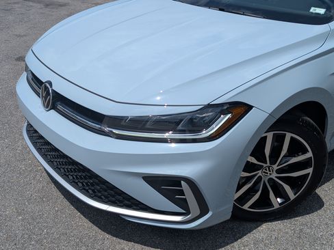 Used 2025 Volkswagen Jetta SE w/ Sunroof Package FWD image 13