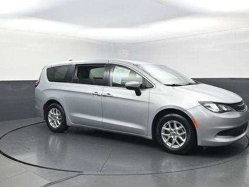 Used 2022 Chrysler Voyager LX FWD image 9