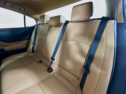 Used 2025 Lexus ES 350 w/ Accessory Package (Z2) image 23