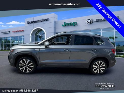 Used 2023 Volkswagen Taos SE w/ Panoramic Sunroof Package FWD image 4