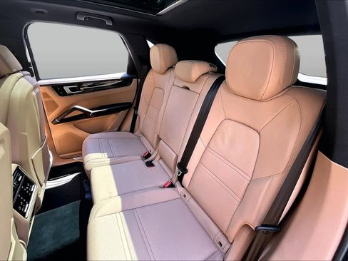 Used 2023 Porsche Cayenne Platinum Edition AWD/4WD image 19