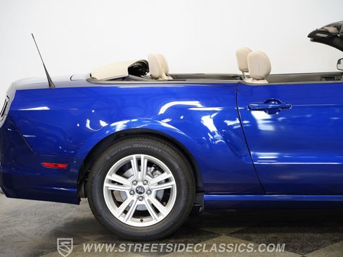 Used 2014 Ford Mustang Convertible RWD image 33
