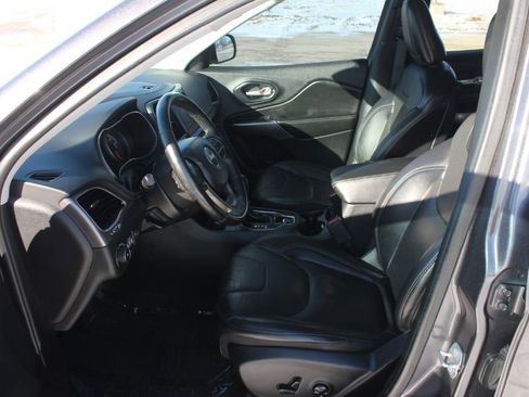 Used 2019 Jeep Cherokee Limited image 29