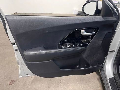 Used 2018 Kia Niro EX image 24