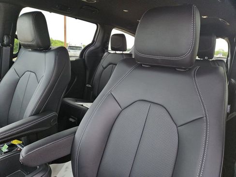 New 2026 Chrysler Pacifica Select image 22